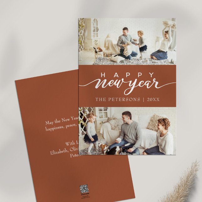 Tarjeta Festiva Año Nuevo Naranja quemado moderno (Modern Burnt Orange Photo Collage New Year Holiday Card on a table.)