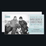 Tarjeta Festiva Aqua Winter Plaid Merry Christmas Photo Card<br><div class="desc">Un patrón clásico de yeso en tonos de agua helada y marrón ante suave crean el patrón de fondo para esta tarjeta de saludo de foto personalizado. La tipografía dice "¡Deseándote una Feliz Navidad y un Feliz Año Nuevo!" - con las palabras 'Feliz Navidad' en un falso purpurina de plata....</div>
