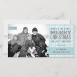 Tarjeta Festiva Aqua Winter Plaid Merry Christmas Photo Card<br><div class="desc">Un patrón clásico de yeso en tonos de agua helada y marrón ante suave crean el patrón de fondo para esta tarjeta de saludo de foto personalizado. La tipografía dice "¡Deseándote una Feliz Navidad y un Feliz Año Nuevo!" - con las palabras 'Feliz Navidad' en un falso purpurina de plata....</div>