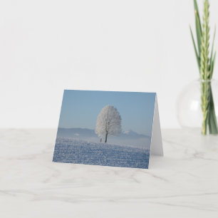 Tarjeta Festiva Árbol cubierto de nieve en las montañas