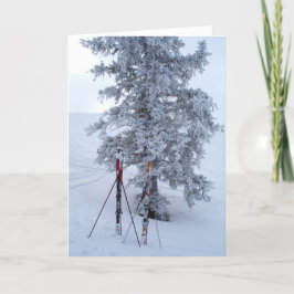 Tarjeta Festiva Árbol cubierto de nieve y esquís