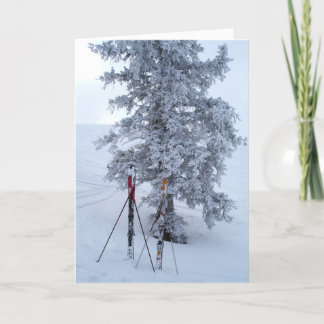 Tarjeta Festiva Árbol cubierto de nieve y esquís