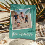 Tarjeta Festiva Árbol de palmas tropicales Mele Kalikimaka Foto<br><div class="desc">¡Traiga las cálidas vibraciones hawaianas a sus seres queridos esta temporada! Nuestra moderna tarjeta de Navidades hawaianos es una expresión de amor, con un delicioso fondo verde azulado, una ranura cuadrada para una foto familiar, palmeras verde azuladas oscuras y adornada con el alentador saludo 'Mele Kalikimaka'. Personalízalo más con tu...</div>