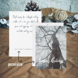 Tarjeta Festiva Árbol viejo en un bosque polvoriento<br><div class="desc">Celebre esta temporada de vacaciones con el encanto de un bosque de invierno perfecto, capturado en nuestra tarjeta fotográfica de vacaciones. El principal atractivo es un enorme árbol que se alza majestuosamente en un ambiente nebuloso, cubierto de heladas. Esta tarjeta es una manera eficaz de enviar los saludos de su...</div>