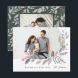 Tarjeta Festiva Arch Holly Berry deja foto de Navidades<br><div class="desc">Festiva y elegante tarjeta fotográfica navideña con nuestras originales bayas,  hojas y pinturas de aguja de pino dibujadas a mano con la foto en forma de arco. Viene con un patrón y una foto coincidentes en la parte posterior.</div>