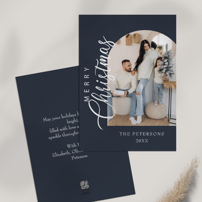 Tarjeta Festiva Arch Shape Navidades de fotografía azul de mediano (Arch Shape Midnight Blue Photo Christmas Greeting Holiday Card on a white table)