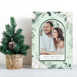 Tarjeta Festiva Arco acuarela Evergreen y Flores de algodón Foto<br><div class="desc">Estos Navidades | La tarjeta de vacaciones incluye vegetación de Navidades pintados a mano,  flores de algodón logradas con texturas doradas y acuarelas y fondo verde en la parte posterior.</div>