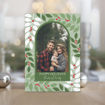 Tarjeta Festiva Arco moderno fotográfico - Navidades caprichosos d<br><div class="desc">Una moderna tarjeta de fotos de Feliz Navidad en verde,  rojo y blanco. La foto es un arco moderno con un borde verde. El diseño moderno incluye ramas y bayas y tipo de serif,  y un tipo de letra calligráfica moderna para el texto.</div>