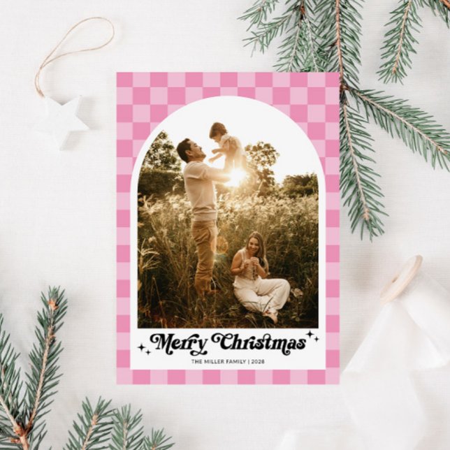 Tarjeta Festiva Arco Retro Cuadros Rosa Foto Familiar (Retro Pink Checkered Family Photo Christmas Card)