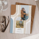 Tarjeta Festiva Arcos de oro geométricos modernos 2 Foto<br><div class="desc">Moderna tarjeta geométrica de dos fotos de vacaciones de arco dorado . Funciones de diseño que se superponen con el patrón de arco dorado con dos marcos de foto de arco. El reverso presenta un diseño geométrico moderno de arcos de oro que se complementa con el diseño de las tarjetas...</div>
