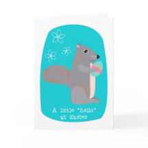 Ardilla gris linda de Pascua hola con el huevo