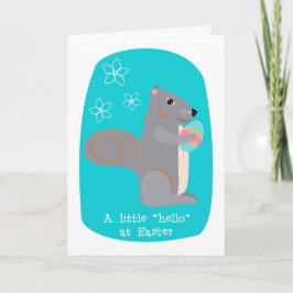 Tarjeta Festiva Ardilla gris linda de Pascua hola con el huevo