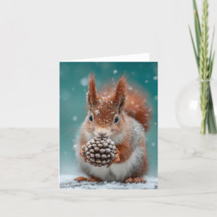 Tarjeta Festiva Ardilla roja adorable en la nieve con pinecona