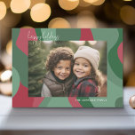 Tarjeta Festiva Arte Resumen de Línea Orgánica - 1 Foto Rojo Verde<br><div class="desc">Una línea de arte orgánico abstracto con colores verdes y rojos. El diseño moderno resalta tu foto favorita para la temporada de Navidades. La parte frontal también incluye una fuente caligráfica para el saludo y un sencillo patrón de arte abstracto en la parte posterior. Si necesita mover algo, haga clic...</div>