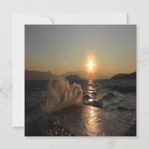 Tarjeta Festiva Atardecer en el rompeolas de Croacia – Olas de Bur