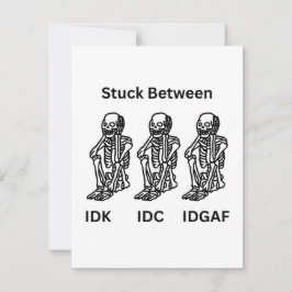 Tarjeta Festiva Atrapado entre IDK, IDC, IDGAF con tres esqueletos