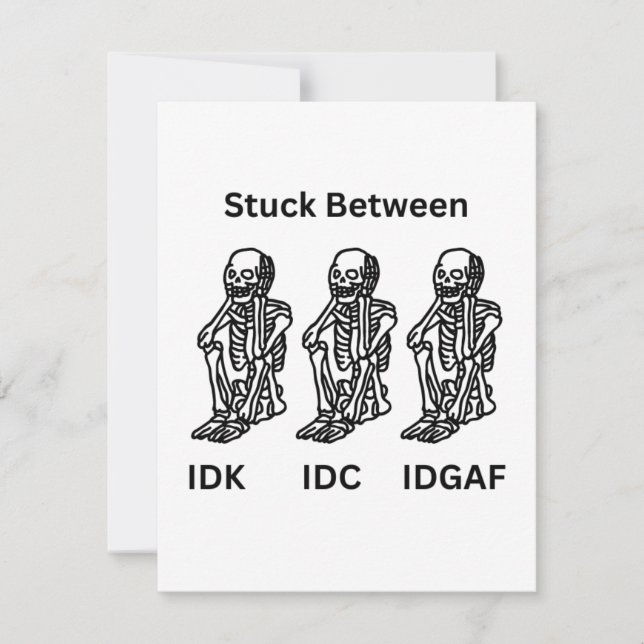 Tarjeta Festiva Atrapado entre IDK, IDC, IDGAF con tres esqueletos (Anverso)