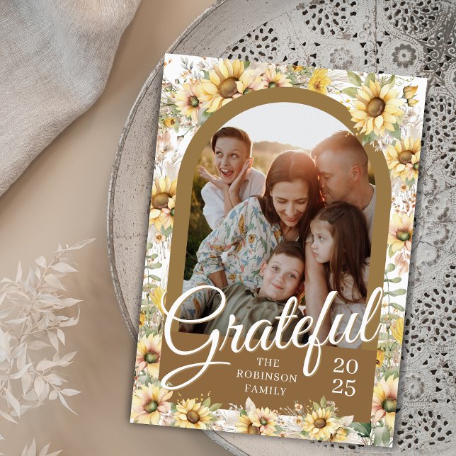 Tarjeta Festiva Autumt Fall Arch Sunflowers Agradecidos Día de Acc (elegant earth tones sunflowers grateful happy thanksgiving cards with arch family photo names year)