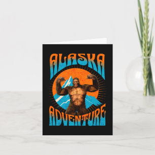 Tarjeta Festiva Aventura Retro de Sasquatch en la Montaña de Alask