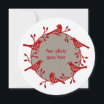 Tarjeta Festiva Aves escandinavas con Rosehips Foto de Wreath<br><div class="desc">Una festividad de pájaros y caderas de rosa rodea tu propia foto en esta tarjeta de vacaciones de Navidades de estilo escandinavo bonito. Personalizar el texto de la parte de atrás con tu elección de saludo,  y por supuesto tu propio apellido!</div>