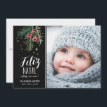 Tarjeta Festiva Bagas Vermelhas | Feliz Natal<br><div class="desc">Diseño moderno,  com uma ilustração tirada mão e tipografia.</div>