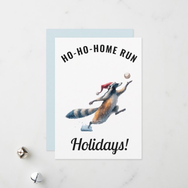 Tarjeta Festiva Baseball Christmas Card – Raccoon “Ho-Ho-Home Run” (Anverso/Reverso In Situ)