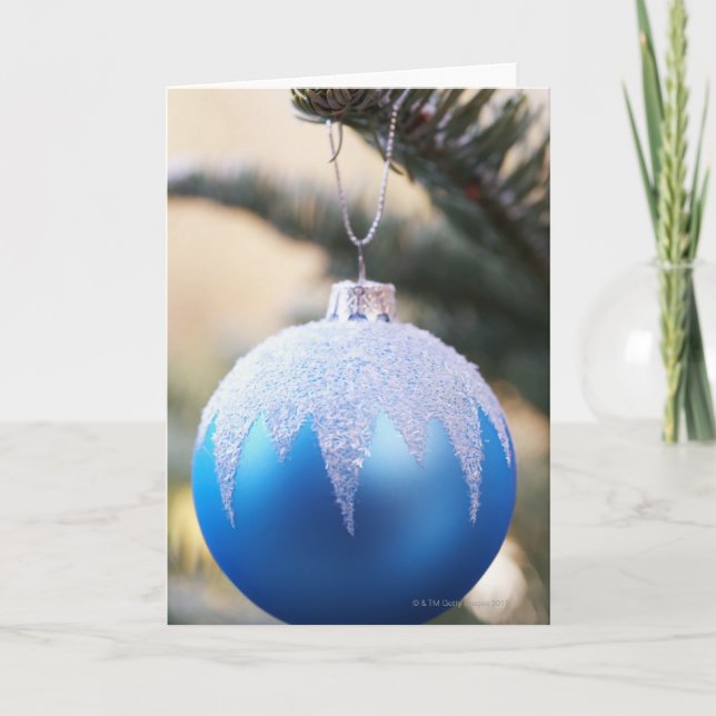 Tarjeta Festiva Baudible azul en el árbol de Navidad, cerrar (Anverso)