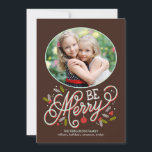 Tarjeta Festiva Be Merry Holiday Photo Cards<br><div class="desc">Celebre la temporada con esta moderna y elegante tarjeta de vacaciones de Berry Berry Sweet. Visita WWW.BERRYBERRYSWEET.COM para ver más de nuestras elegantes colecciones de vacaciones.</div>