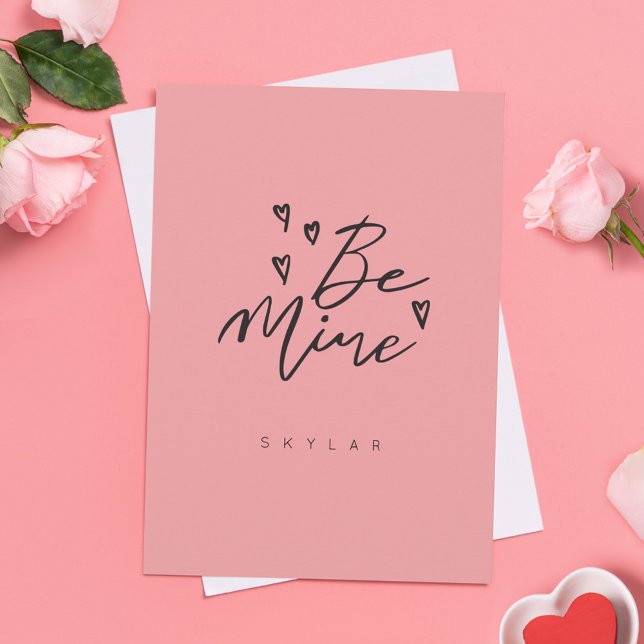 Tarjeta Festiva Be Mine Rubor Rosa de caligrafía moderna Valentine (Be Mine Blush Rose Modern Calligraphy Valentine Holiday Card)