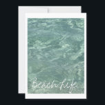 Tarjeta Festiva Beach Life Cita Las Olas Del Agua Verde azulada Tr<br><div class="desc">Impreso con una hermosa imagen de agua clara del océano en la playa con una plantilla de texto personalizado que usted puede editar!</div>