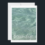 Tarjeta Festiva Beach Life Cita Las Olas Del Agua Verde azulada Tr<br><div class="desc">Impreso con una hermosa imagen de agua clara del océano en la playa con una plantilla de texto personalizado que usted puede editar!</div>