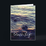 Tarjeta Festiva Beach Life Cita Las Olas Del Océano Sunset Water S<br><div class="desc">Impresa con una hermosa y serena escena de las bonitas olas del océano en la playa.</div>
