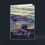 Tarjeta Festiva Beach Life Cita Las Olas Del Océano Sunset Water S<br><div class="desc">Impresa con una hermosa y serena escena de las bonitas olas del océano en la playa.</div>