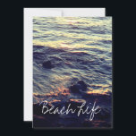 Tarjeta Festiva Beach Life Cita Las Olas Del Océano Sunset Water S<br><div class="desc">Impresa con una hermosa y serena escena de las bonitas olas del océano en la playa.</div>