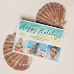 Tarjeta Festiva Beach Vacation Happy Holidays Coastal 3-Photos<br><div class="desc">Envíe saludos de temporada cálida con esta tarjeta de Navidades con temática playera. Las tarjetas de fotos de las vacaciones costeras cuentan con una ola de color verde marino sobre una orilla de arena. El guión que aparece encima de la ola dice "Felices Fiestas" en un color océano azul-verde bonito....</div>