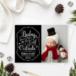 Tarjeta Festiva Bebé, frío fuera de la foto de escritura negra<br><div class="desc">La plantilla de diseño de tarjetas de felicitación para Navidades "Baby it Cold Outside" presenta un estilo moderno de escritura blanca con acentos estrella y copos de nieve en un marco decorativo con texto personalizado "Warmest Wishes" que se puede personalizar. Se puede modificar el fondo negro. ¡El diseño es perfecto...</div>
