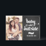 Tarjeta Festiva Bebé, frío fuera de la foto de Navidades de Chalkb<br><div class="desc">Bebé, hace frío afuera | Envíe sus deseos de vacaciones a amigos y familiares con esta tarjeta de Navidades de personalizable. Esta tarjeta de vacaciones presenta caligrafía moderna. Personalice agregando sus detalles. Esta tarjeta de Navidades de fotos está disponible en otros colores y material de cartón. Los elementos coincidentes están...</div>