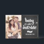 Tarjeta Festiva Bebé, frío fuera de la foto de Navidades de Chalkb<br><div class="desc">Bebé, hace frío afuera | Envíe sus deseos de vacaciones a amigos y familiares con esta tarjeta de Navidades de personalizable. Esta tarjeta de vacaciones presenta caligrafía moderna. Personalice agregando sus detalles. Esta tarjeta de Navidades de fotos está disponible en otros colores y material de cartón. Los elementos coincidentes están...</div>