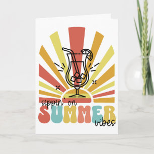Tarjeta Festiva Bebiendo Vibraciones de Verano, Sol Retro, Vaso de