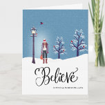 Tarjeta Festiva BELIEVE | Paisaje nevado con pájaro cardenal inver<br><div class="desc">Bonita tarjeta de Navidades con un chica con aves cardinales rojas de invierno volando / sentados en árboles cubiertos de nieve. Disponible como tarjeta plana,  tarjeta plegada y postal. ¡Les deseo a todos Feliz Navidad y Feliz Año Nuevo!</div>
