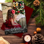 Tarjeta Festiva Belige - Estrellas de espuma Foto Navidades rojos<br><div class="desc">Esta simple tarjeta de Navidades muestra tu foto rodeada por una abundancia de estrellas brillantes. La leyenda de abajo dice "crea" y hay espacio para un saludo corto y firma. Forma elegante y elegante de enviar saludos de vacaciones. La parte posterior presenta un rico patrón burdeos moteado en rojo.</div>