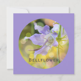 Tarjeta Festiva Bellflower con un bokeh decorativo sobre la Lavand