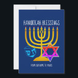 Tarjeta Festiva BENDICIONES DE HANUKKAH| De Nuestro Hogar A Los Tu<br><div class="desc">Tarjeta de felicitación HANUKKKAH, moderna y elegante, diseñada con una menorah grande (hanukkiyah) en el centro, y con el espanto azul y la colorida estrella de David a ambos lados. El texto dice BENDICIONES DE HANUKKAH Y DE NUESTRO HOGAR A LOS TUYOS. Ambos son PERSONALIZABLES para que puedas personalizar con...</div>