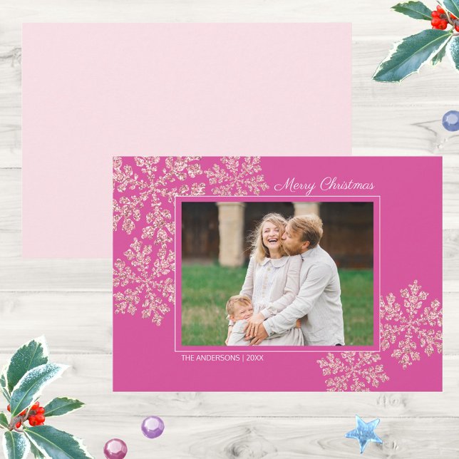Tarjeta Festiva Berry Bling con copas de nieve Navidades elegantes (The Christmas color trend is pink, rich deep berry pink. Faux glitter snowflakes add a bit of bling)