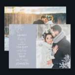 Tarjeta Festiva Besos de cerezo de nieve con cálidos deseos 2 Foto<br><div class="desc">Celebre su primera temporada de vacaciones como recién casados con nuestra elegante tarjeta de Navidades de tarjetas de vacaciones con los besos de mora de copo de nieve. Con una impresionante foto boda acentuada por delicados copos de nieve azules y helados, esta carta dice "besos alegres y cálidos deseos de...</div>