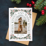 Tarjeta Festiva Besos de mora y cálidos deseos foto de Berry Arch<br><div class="desc">Una tarjeta de vacaciones única y moderna con una forma de foto en arco con una tipografía de estilo moderno que se curva elegantemente alrededor de tu foto, y originales obras de arte de follaje de invierno dibujadas a mano. Personaliza fácilmente el frente y la parte posterior con tu propio...</div>