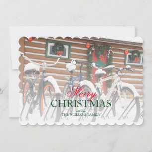 Tarjeta Festiva Bicicletas recubiertas de nieve cerca de un Lodge 