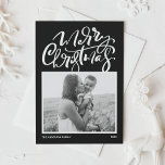 Tarjeta Festiva Black Modern Calligraphy Photo Merry Christmas<br><div class="desc">Feliz Navidad! Enviar Navidades a la familia y amigos con esta tarjeta de Navidades de fotos de personalizable. Presenta caligrafía moderna y un guión sencillo sobre un fondo negro. Personalice esta moderna tarjeta de Navidades de caligrafía añadiendo su foto, mensaje y nombres. Esta tarjeta de Navidad moderna está disponible en...</div>