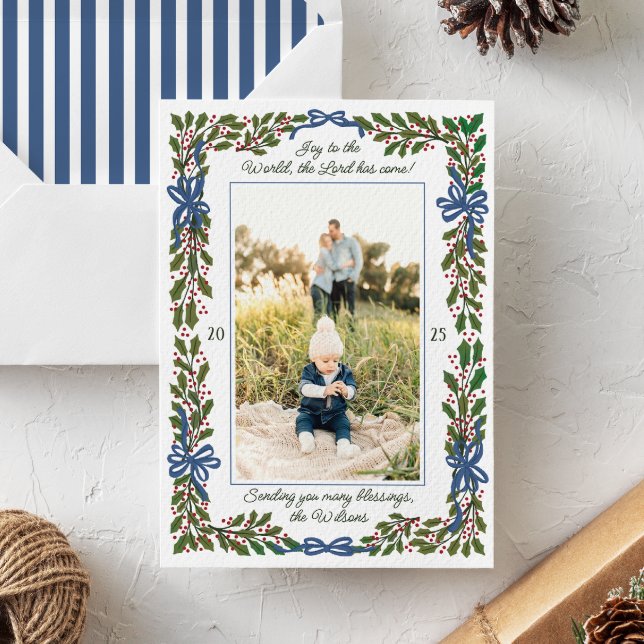 Tarjeta Festiva Blue Bows y Navidades de fotografía única de Holly (charming illustrated boughs of holly and blue ribbon bows frame vertical photo with script text)