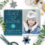 Tarjeta Festiva Blue Hanukkah Peace Joy Love Cita Foto Snowflake<br><div class="desc">"Paz, alegría y amor." Un ilustracion divertido, lúdico, con copos de nieve y una tipografía moderna sobre un fondo de agua de mármol azul verde azulado y profundo te ayudan a iniciar la temporada de Hanukkah, junto con la foto personalizado de tu elección. La tarjeta está decorada con Relieve metalizado...</div>
